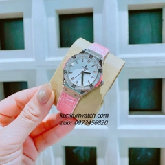 Đồng Hồ Nữ Hublot Classic Fusion Đính Viền Đá Vuông Lịch Ngày Dây Silicone Da Vân Hồng Silver 30mm