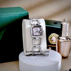 Đồng Hồ Nữ Gucci G - Gucci Nền Mặt Xà Cừ Hồng, Đính Đá, Dáng Lắc Tay 2 Kim Silver 26mm