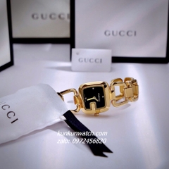 Đồng Hồ Nữ Gucci G - Gucci Nền Mặt Đen, Đính Đá, Dáng Lắc Tay 2 Kim Gold 26mm