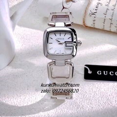 Đồng Hồ Nữ Gucci G - Gucci Nền Mặt Trắng Xà Cừ, Điểm Vạch Giờ, Dáng Lắc Tay 2 Kim Silver 26mm 1