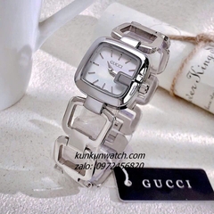 Đồng Hồ Nữ Gucci G - Gucci Nền Mặt Trắng Xà Cừ, Điểm Vạch Giờ, Dáng Lắc Tay 2 Kim Silver 26mm