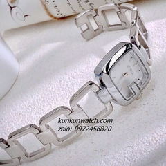 Đồng Hồ Nữ Gucci G - Gucci Nền Mặt Trắng Xà Cừ, Điểm Vạch Giờ, Dáng Lắc Tay 2 Kim Silver 26mm