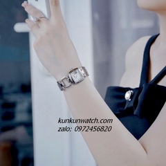 Đồng Hồ Nữ Gucci G - Gucci Nền Mặt Trắng Xà Cừ, Điểm Vạch Giờ, Dáng Lắc Tay 2 Kim Silver 26mm