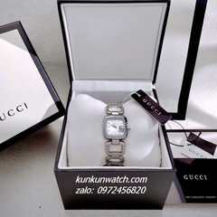 Đồng Hồ Nữ Gucci G - Gucci Nền Mặt Trắng Xà Cừ, Điểm Vạch Giờ, Dáng Lắc Tay 2 Kim Silver 26mm
