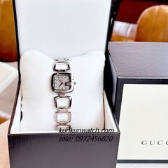 Đồng Hồ Nữ Gucci G - Gucci Nền Mặt Xám, Điểm Vạch Giờ, Dáng Lắc Tay 2 Kim Silver 26mm