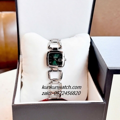 Đồng Hồ Nữ Gucci G - Gucci Nền Mặt Xanh Lá, Điểm Vạch Giờ, Dáng Lắc Tay 2 Kim Silver 26mm