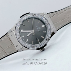 Đồng Hồ Nam Hublot Automatic Viền Đá Vuông Dây Da Vân Silicone Xám Silver 42mm