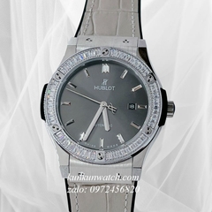 Đồng Hồ Nam Hublot Automatic Viền Đá Vuông Dây Da Vân Silicone Xám Silver 42mm