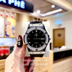 Đồng Hồ Nam Hublot Automatic Viền Đá Vuông Dây Da Vân Silicone Đen Silver 42mm