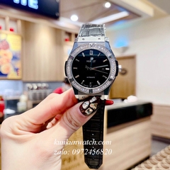 Đồng Hồ Nam Hublot Automatic Viền Đá Vuông Dây Da Vân Silicone Đen Silver 42mm