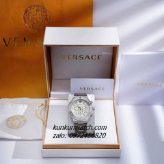 Đồng Hồ Nam Versace Greca Logo Chronograph Đinh Ốc Vàng 6 Kim Silver 43mm