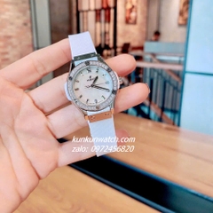 Đồng Hồ Nữ Hublot Classic Fusion Đính Đá Lịch Ngày Dây Silicone Trắng Silver 30mm