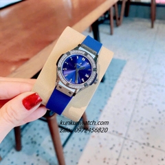 Đồng Hồ Nữ Hublot Classic Fusion Đính Đá Lịch Ngày Dây Silicone Xanh Silver 30mm