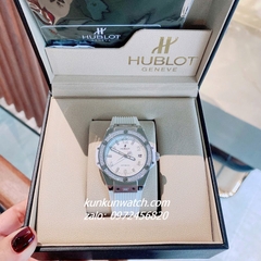 Đồng Hồ Nữ Hublot Đính Đá Lịch Ngày Dây Silicone Trắng Silver 36mm