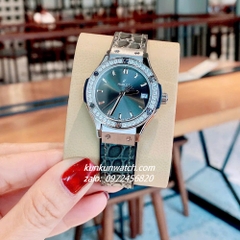 Đồng Hồ Nữ Hublot Classic Fusion Đính Đá Lịch Ngày Dây Silicone Da Vân Xám Silver 30mm 1