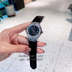 Đồng Hồ Nữ Hublot Classic Fusion Đính Đá Vỏ, Viền Đá Vuông, Lịch Ngày Dây Silicone Da Vân Đen Silver 34mm