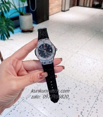 Đồng Hồ Nữ Hublot Classic Fusion Đính Đá Vỏ, Viền Đá Vuông, Lịch Ngày Dây Silicone Da Vân Đen Silver 34mm