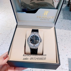 Đồng Hồ Nữ Hublot Classic Fusion Đính Đá Vỏ, Viền Đá Vuông, Lịch Ngày Dây Silicone Da Vân Đen Silver 34mm