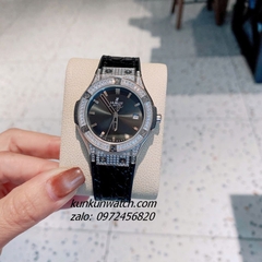 Đồng Hồ Nữ Hublot Classic Fusion Đính Đá Vỏ, Viền Đá Vuông, Lịch Ngày Dây Silicone Da Vân Đen Silver 34mm 1