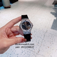 Đồng Hồ Nữ Hublot Classic Fusion Đính Đá Vỏ, Viền Đá Vuông, Lịch Ngày Dây Silicone Da Vân Đen Silver 34mm