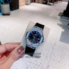 Đồng Hồ Nữ Hublot Classic Fusion Đính Đá Vỏ, Viền Đá Vuông, Lịch Ngày Dây Silicone Da Vân Đen Silver 34mm