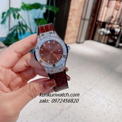 Đồng Hồ Nữ Hublot Classic Fusion Đính Đá Vỏ, Viền Đá Vuông, Lịch Ngày Dây Silicone Da Vân Nâu Silver 34mm