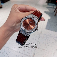 Đồng Hồ Nữ Hublot Classic Fusion Đính Đá Vỏ, Viền Đá Vuông, Lịch Ngày Dây Silicone Da Vân Nâu Silver 34mm