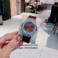 Đồng Hồ Nữ Hublot Classic Fusion Đính Đá Vỏ, Viền Đá Vuông, Lịch Ngày Dây Silicone Da Vân Nâu Silver 34mm