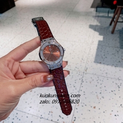 Đồng Hồ Nữ Hublot Classic Fusion Đính Đá Vỏ, Viền Đá Vuông, Lịch Ngày Dây Silicone Da Vân Nâu Silver 34mm