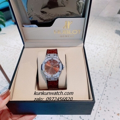 Đồng Hồ Nữ Hublot Classic Fusion Đính Đá Vỏ, Viền Đá Vuông, Lịch Ngày Dây Silicone Da Vân Nâu Silver 34mm