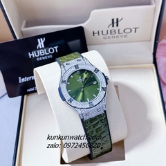 Đồng Hồ Nữ Hublot Classic Fusion Đính Đá Vỏ, Viền Đá Vuông, Lịch Ngày Dây Silicone Da Vân Xanh Rêu Silver 34mm
