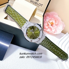 Đồng Hồ Nữ Hublot Classic Fusion Đính Đá Vỏ, Viền Đá Vuông, Lịch Ngày Dây Silicone Da Vân Xanh Rêu Silver 34mm