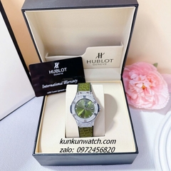 Đồng Hồ Nữ Hublot Classic Fusion Đính Đá Vỏ, Viền Đá Vuông, Lịch Ngày Dây Silicone Da Vân Xanh Rêu Silver 34mm