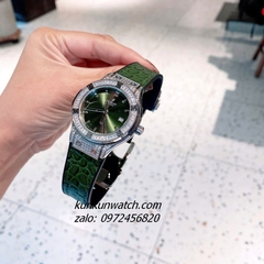Đồng Hồ Nữ Hublot Classic Fusion Đính Đá Vỏ, Viền Đá Vuông, Lịch Ngày Dây Silicone Da Vân Xanh Rêu Silver 34mm
