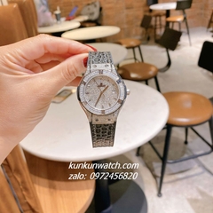 Đồng Hồ Nữ Hublot Classic Fusion Đính Full Đá, Viền Đá Vuông, Lịch Ngày Dây Silicone Da Vân Xám Silver 34mm