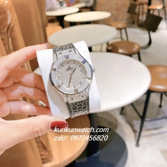 Đồng Hồ Nữ Hublot Classic Fusion Đính Full Đá, Viền Đá Vuông, Lịch Ngày Dây Silicone Da Vân Xám Silver 34mm
