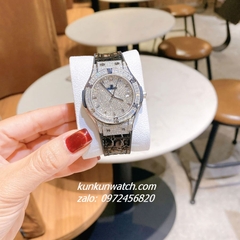 Đồng Hồ Nữ Hublot Classic Fusion Đính Full Đá, Viền Đá Vuông, Lịch Ngày Dây Silicone Da Vân Đen Silver 34mm