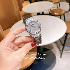 Đồng Hồ Nữ Hublot Classic Fusion Đính Full Đá, Viền Đá Vuông, Lịch Ngày Dây Silicone Da Vân Đen Silver 34mm