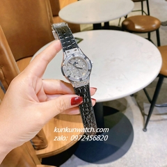 Đồng Hồ Nữ Hublot Classic Fusion Đính Full Đá, Viền Đá Vuông, Lịch Ngày Dây Silicone Da Vân Đen Silver 34mm