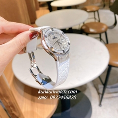 Đồng Hồ Nữ Hublot Classic Fusion Đính Full Đá, Viền Đá Vuông, Lịch Ngày Dây Silicone Da Vân Trắng Silver 34mm