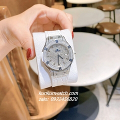 Đồng Hồ Nữ Hublot Classic Fusion Đính Full Đá, Viền Đá Vuông, Lịch Ngày Dây Silicone Da Vân Trắng Silver 34mm