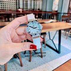 Đồng Hồ Nữ Hublot Classic Fusion Đính Đá Khảm Trai Lịch Ngày Dây Silicone Da Vân Trắng Silver 30mm