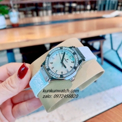 Đồng Hồ Nữ Hublot Classic Fusion Đính Đá Khảm Trai Lịch Ngày Dây Silicone Da Vân Trắng Silver 30mm