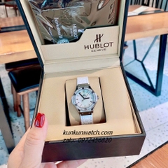 Đồng Hồ Nữ Hublot Classic Fusion Đính Đá Khảm Trai Lịch Ngày Dây Silicone Da Vân Trắng Silver 30mm