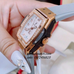 Đồng Hồ Nữ Hublot BigBang Spiri Đính Viền Đá Dây Silicone Xám Rose Gold Mặt Trắng Vuông 28 x 30mm