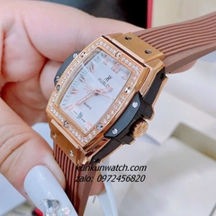 Đồng Hồ Nữ Hublot BigBang Spiri Đính Viền Đá Dây Silicone Nâu Rose Gold Mặt Trắng Vuông 28 x 30mm