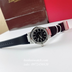 Đồng Hồ Nữ Salvatore Ferragamo F80 Đính Pha Lê Dây Silicone Đen 33mm