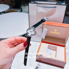 Đồng Hồ Nữ Van Cleef & Arpels Alhambra Silver Đính Đá Dây Da Đen Mặt Trắng 30mm