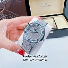 Đồng Hồ Nữ Hublot Geneve Full Đá Vuông Lịch Ngày Dây Silicone Da Xám Silver 34mm 1