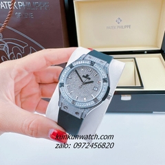 Đồng Hồ Nữ Hublot Geneve Full Đá Vuông Lịch Ngày Dây Silicone Đen Silver 34mm